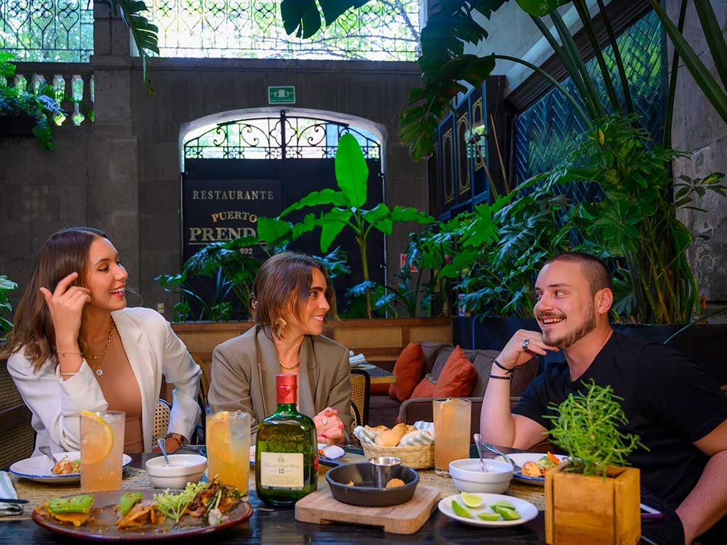 Lánzate a Puerto Prendes con tus amigos, ¡disfruten de buena comida y drinks!