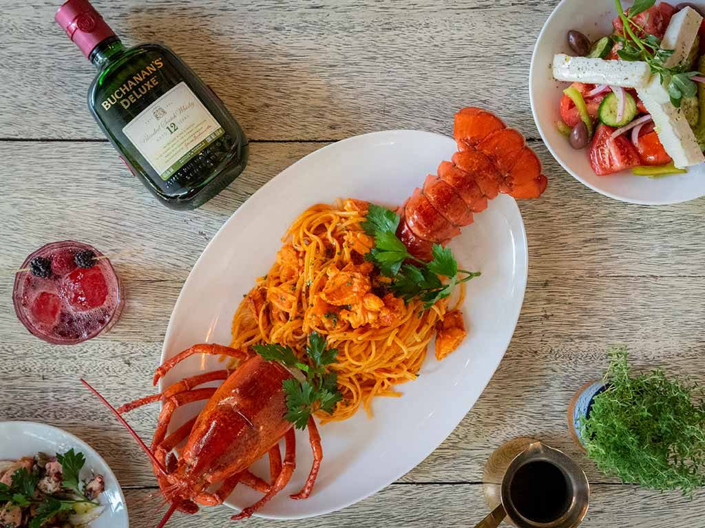 Disfruta de una rica comida griega con un delicioso drink que te fascinará