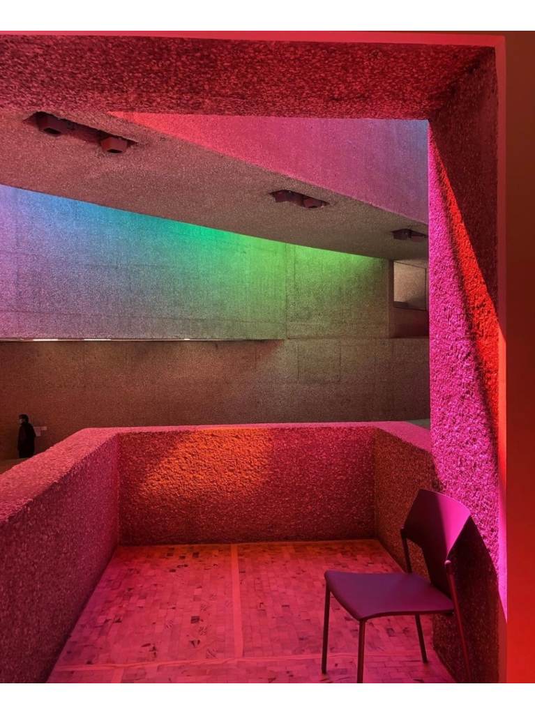 museo-tamayo-exposicion-temporal-mes-del-orgullo-luces-silla