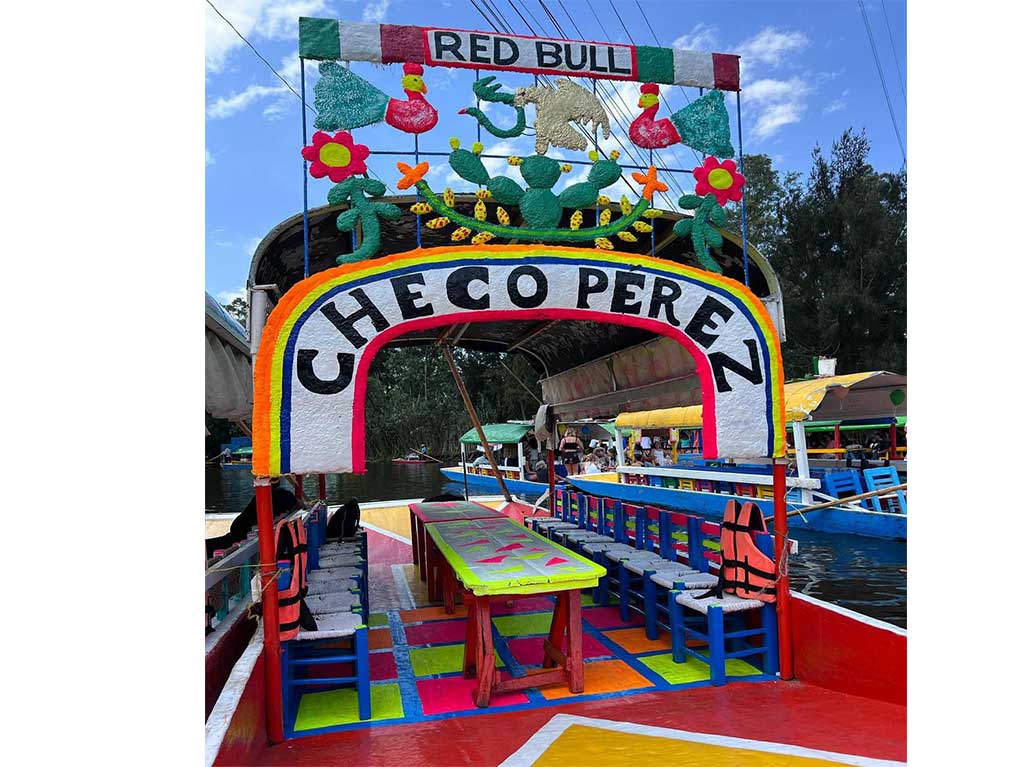 Pasea por Xochimilco en la Trajinera “Checo Pérez” ¡Aparta tu lugar!