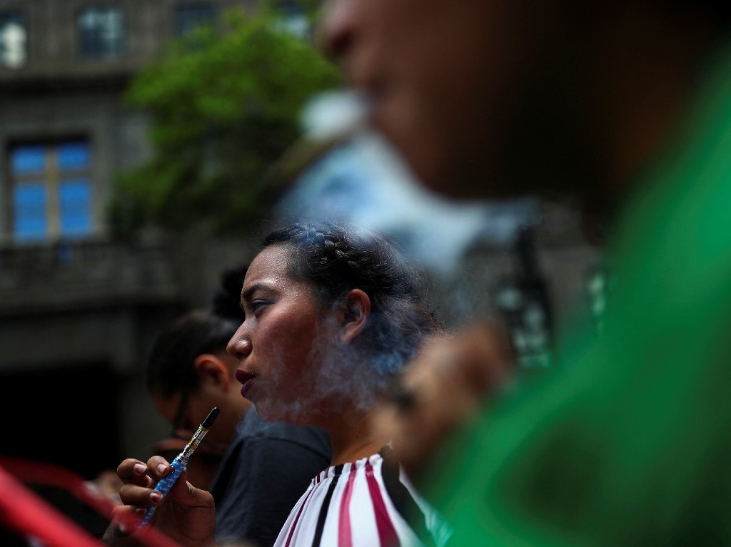 ¡Prohibido fumar en 11 espacios del Centro Histórico! Checa cuáles son