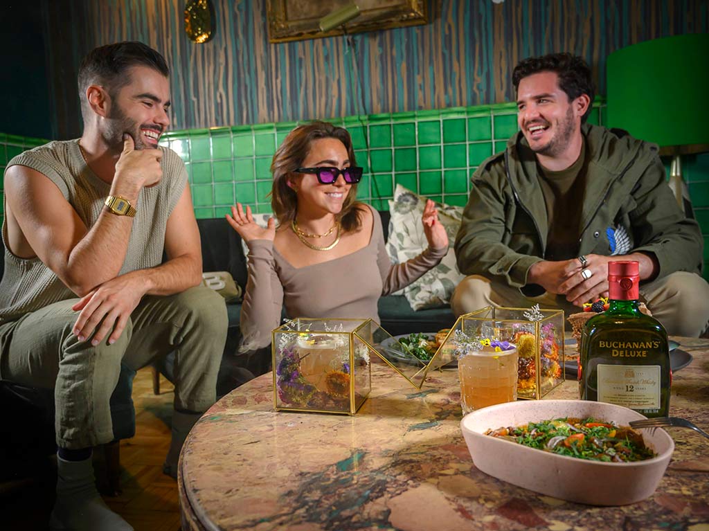 reunion-de-amigos-lanzate-a-la-terraza-mas-exotica-de-la-roma-y-disfruta-de-un-drink-con-amigos