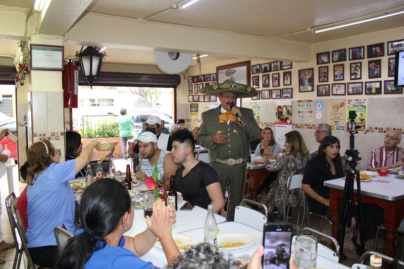 Quesabirrias, pozole y mucha música mexicana en Restaurante El Farolito