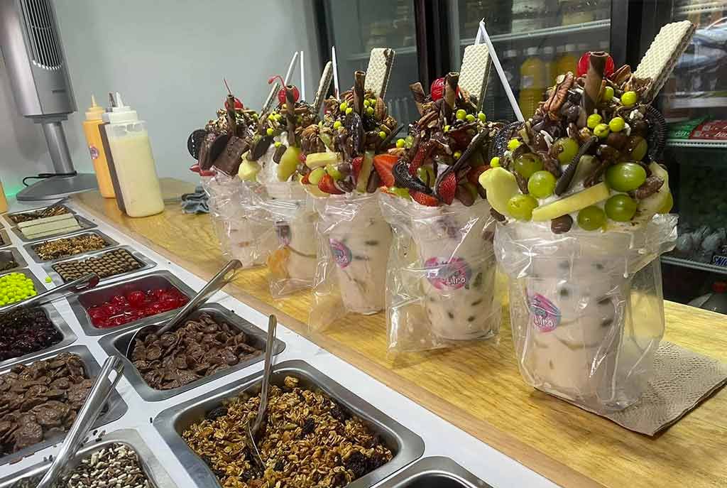 Postres gigantes con frutas y toppings