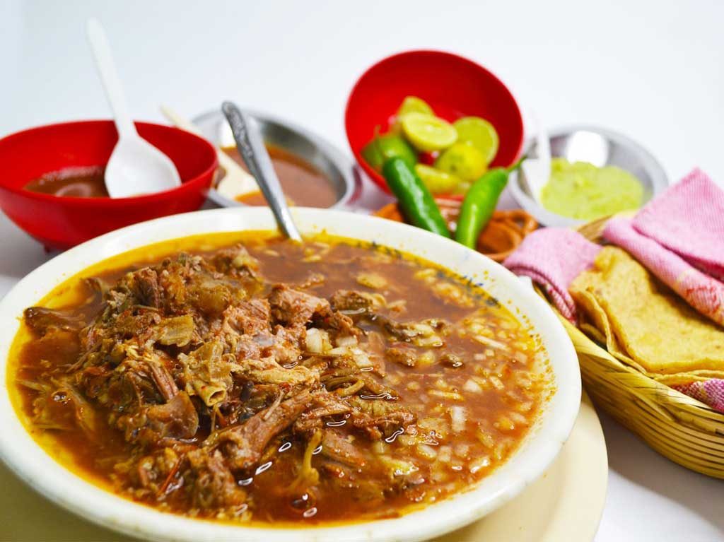 Quesabirrias, pozole y mucha música mexicana en Restaurante El Farolito