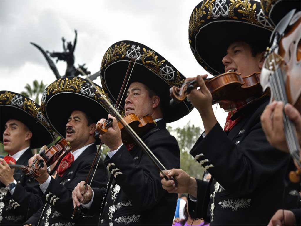 Asiste a la Gran Fiesta Mexicana en Garibaldi: Mariachis, pulquerías, salones de baile y más