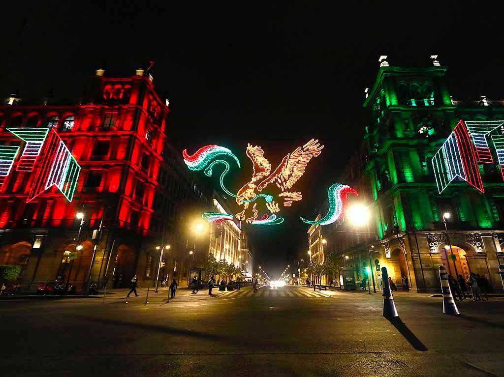 ¡Ya casi! Comienzan los preparativos para el 15 de septiembre en el Zócalo capitalino