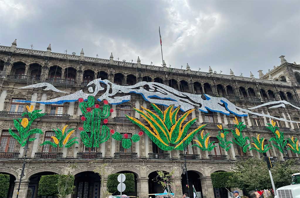 Así se ve la decoración para las fiestas patrias en el Zócalo capitalino 0