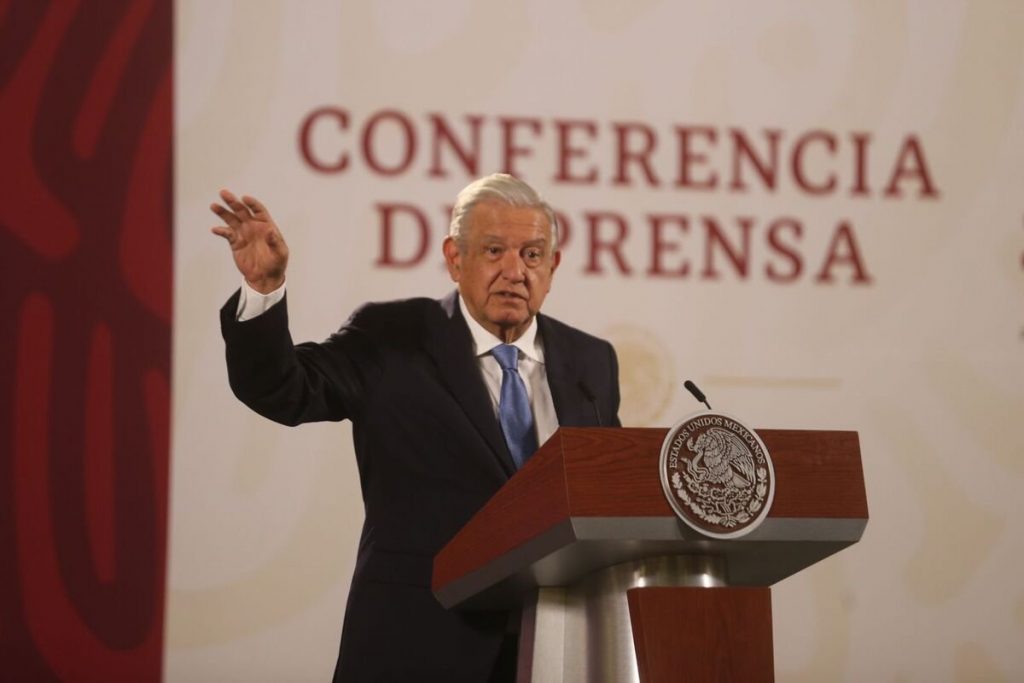 AMLO asegura que no desaparecerá la Beca Elisa Acuña