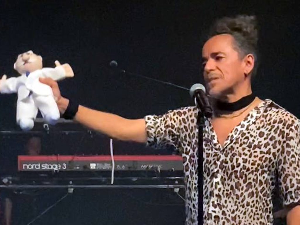 Rubén Albarrán de Café Tacvba destruye peluche de Dr. Simi