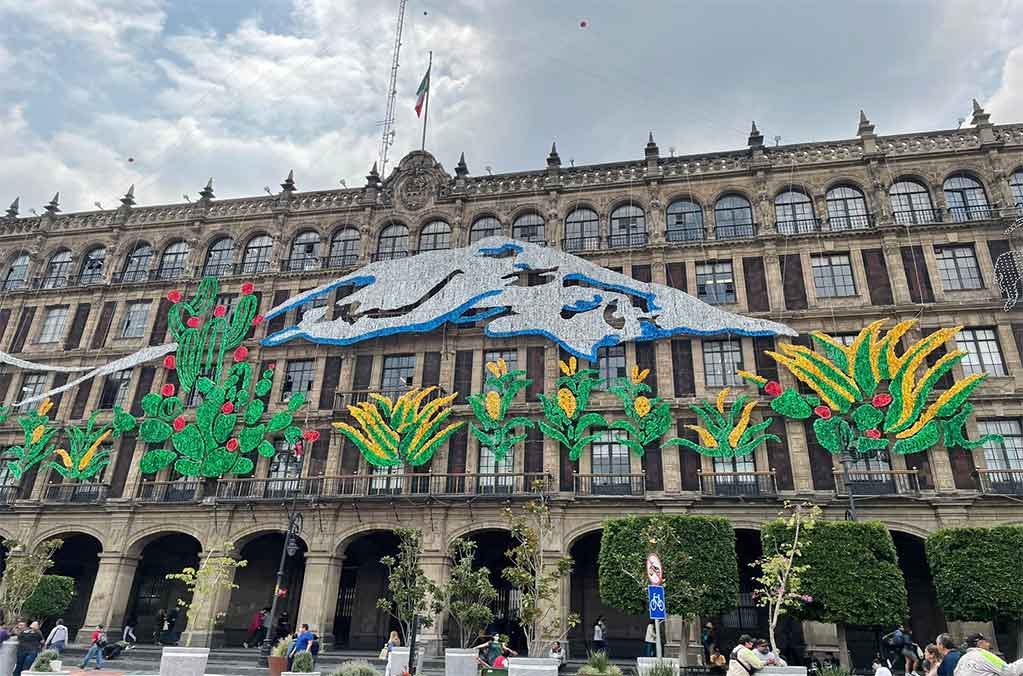 Así se ve la decoración para las fiestas patrias en el Zócalo capitalino 1