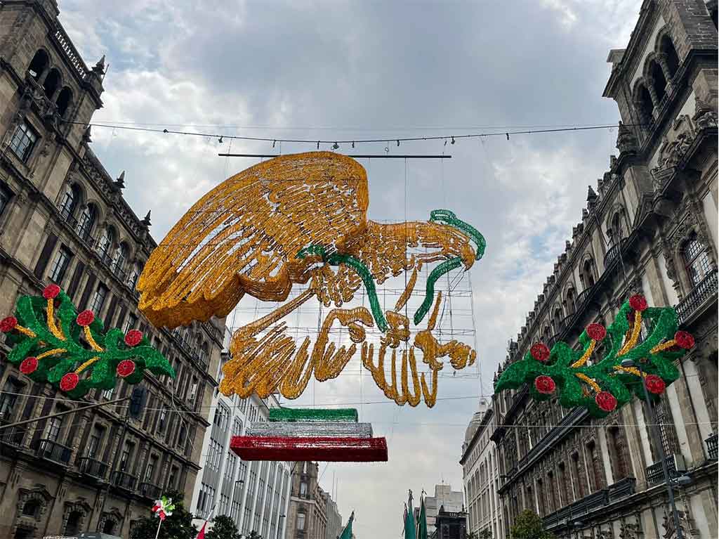 Así se ve la decoración para las fiestas patrias en el Zócalo capitalino