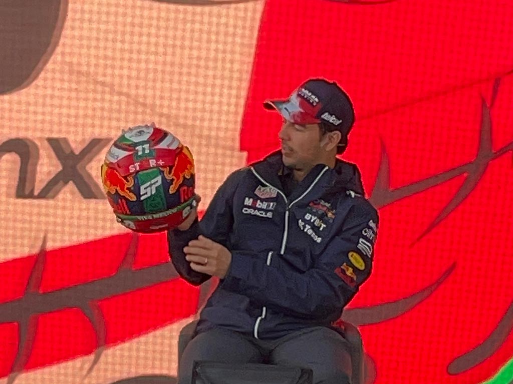Checo Pérez presenta su casco