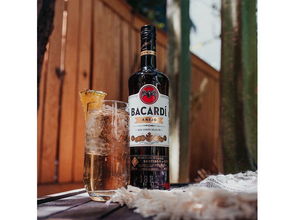 Descubre el exquisito sabor del ron oscuro con BACARDÍ Añejo