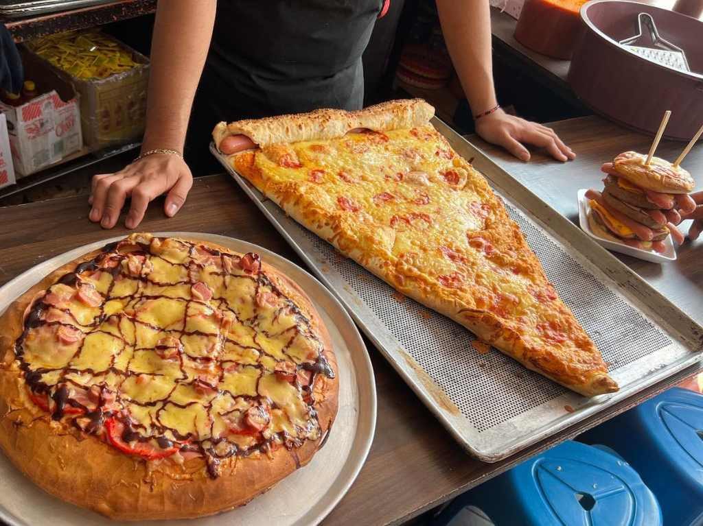 Colchon’s Pizza: burguer pizza y una rebanada de pizza de 65 cm 