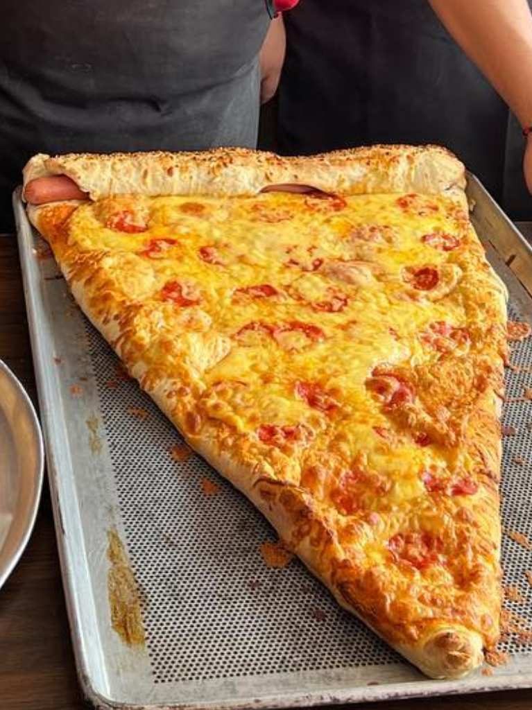 Colchon’s Pizza: burguer pizza y una rebanada de pizza de 65 cm
