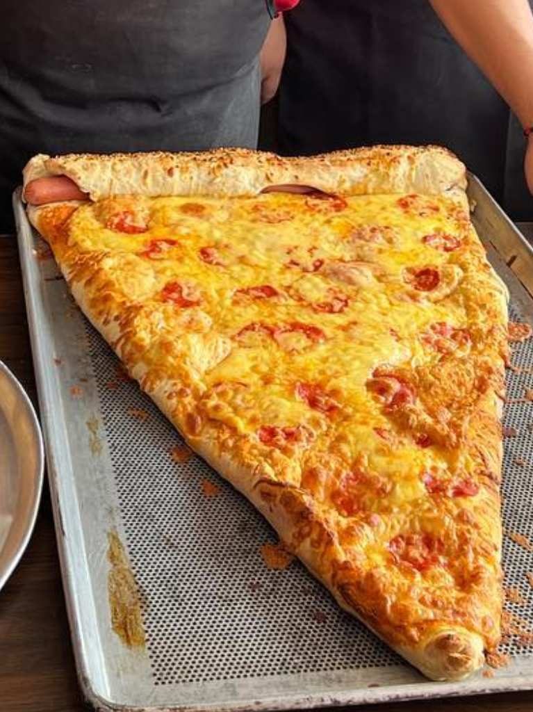 Colchon’s Pizza: burguer pizza y una rebanada de pizza de 65 cm 