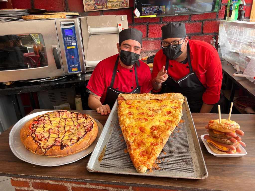 Colchon’s Pizza: burguer pizza y una rebanada de pizza de 65 cm