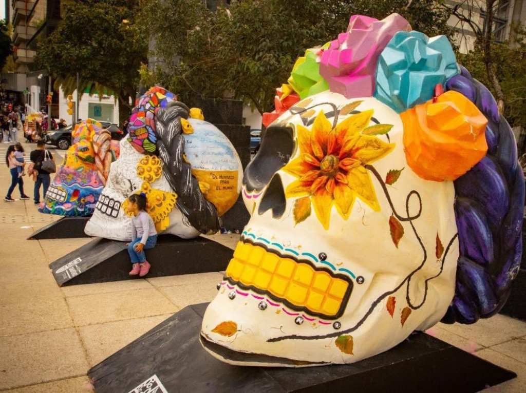 Los “Fridacráneos” regresan al Monumento a la Revolución para Día de Muertos 