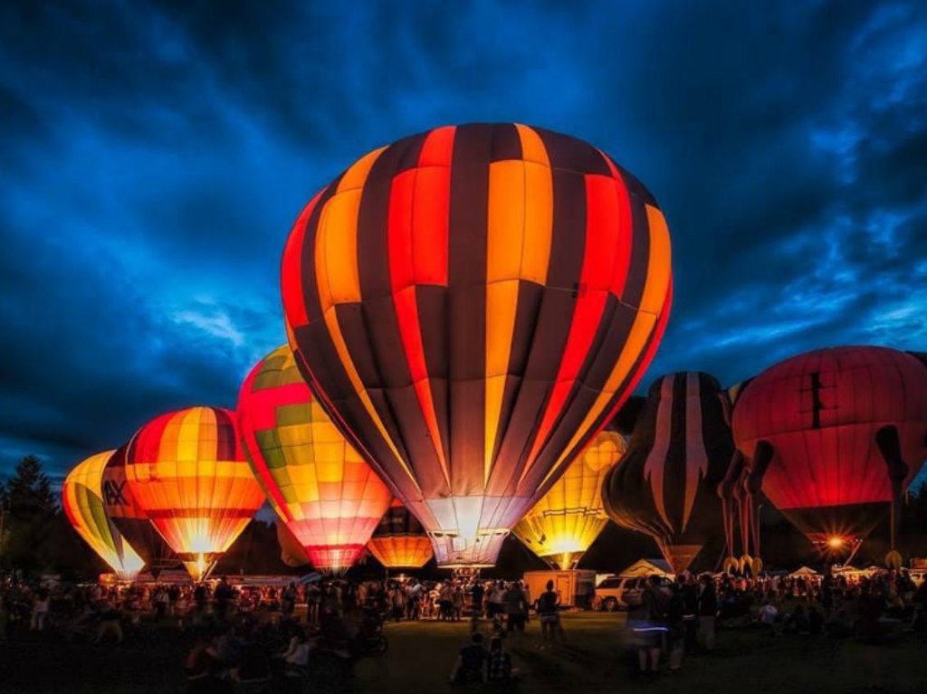 Globos aerostáticos iluminados aterrizan en el Zócalo de CDMX