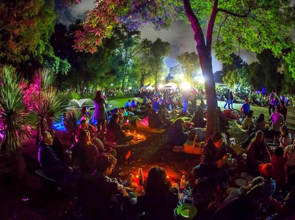 Picnic nocturno por Día de Muertos en Bosque de Aragón