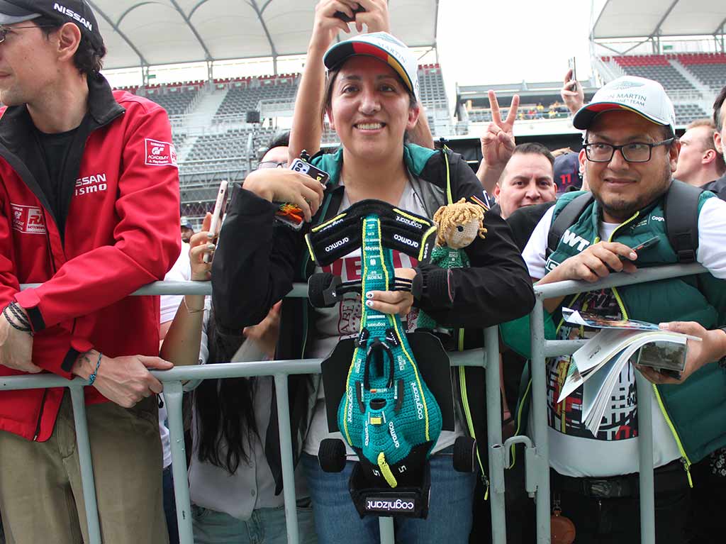 Fan mexicana conoce a Sebastian Vettel