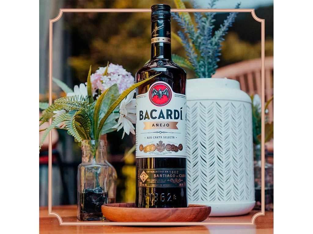 Descubre el exquisito sabor del ron oscuro con BACARDÍ Añejo