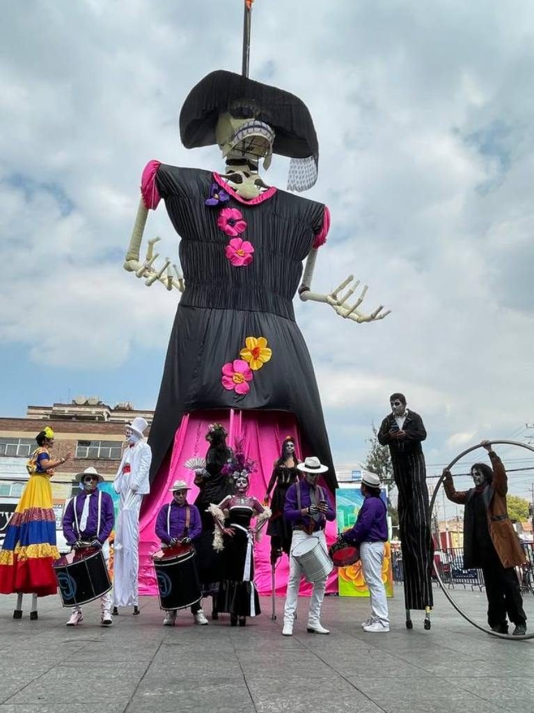 En Iztapalapa crean una catrina gigante por Día de Muertos ¡Mide 28 metros! 