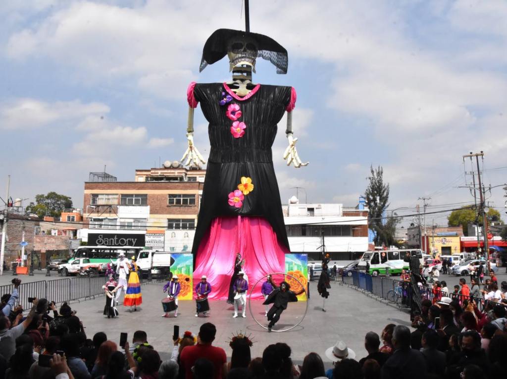En Iztapalapa crean una catrina gigante por Día de Muertos ¡Mide 28 metros!