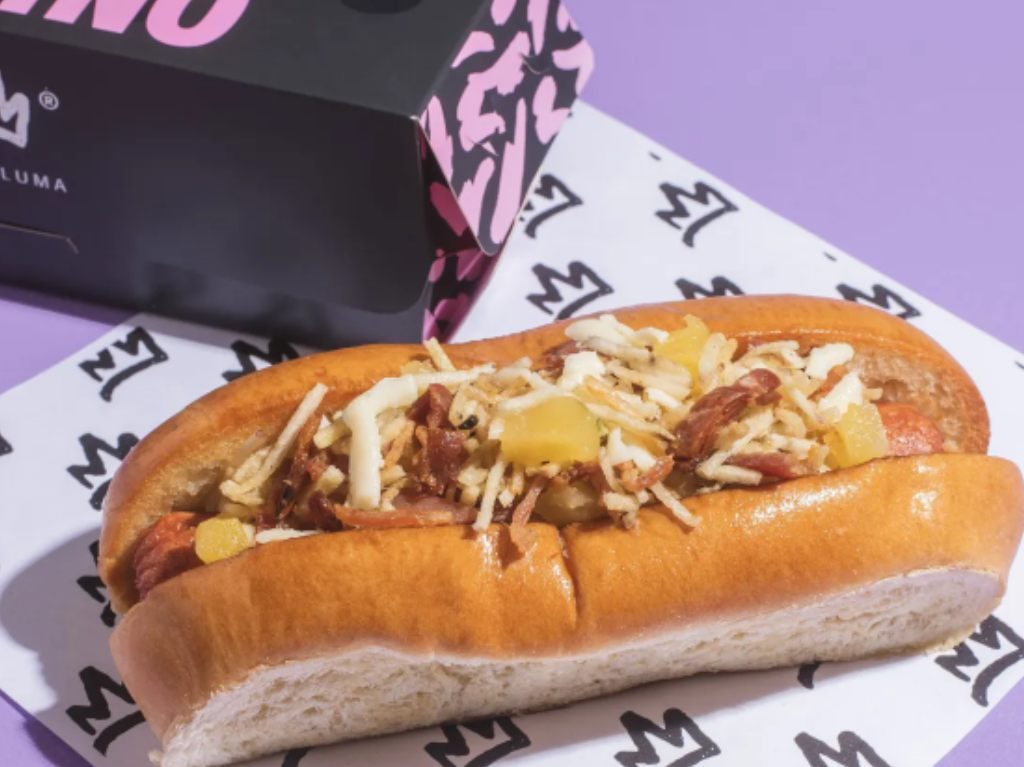 Dembow: las hamburguesas y hotdogs de Maluma llegan a México