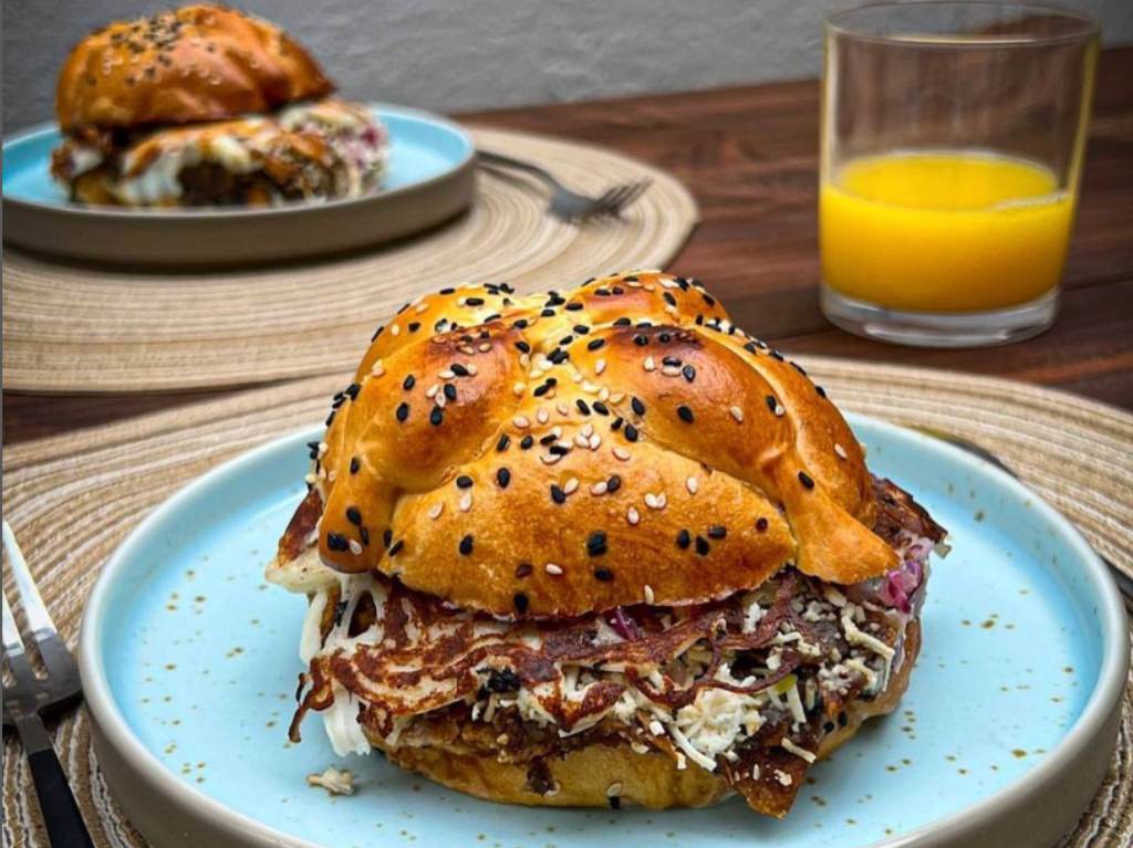 Pan de Muerto con chilaquiles: una combinación ganadora