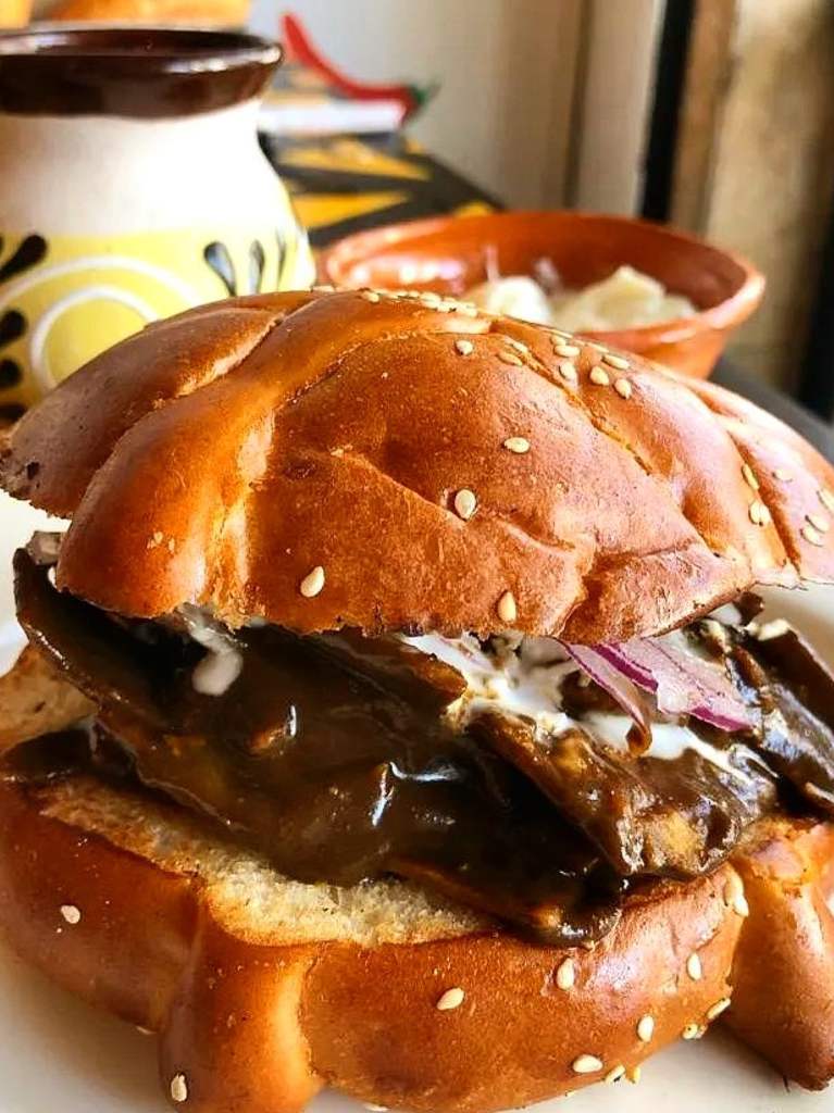 pan-de-muerto-con-chilaquiles-chilaquil-del-valle-mole