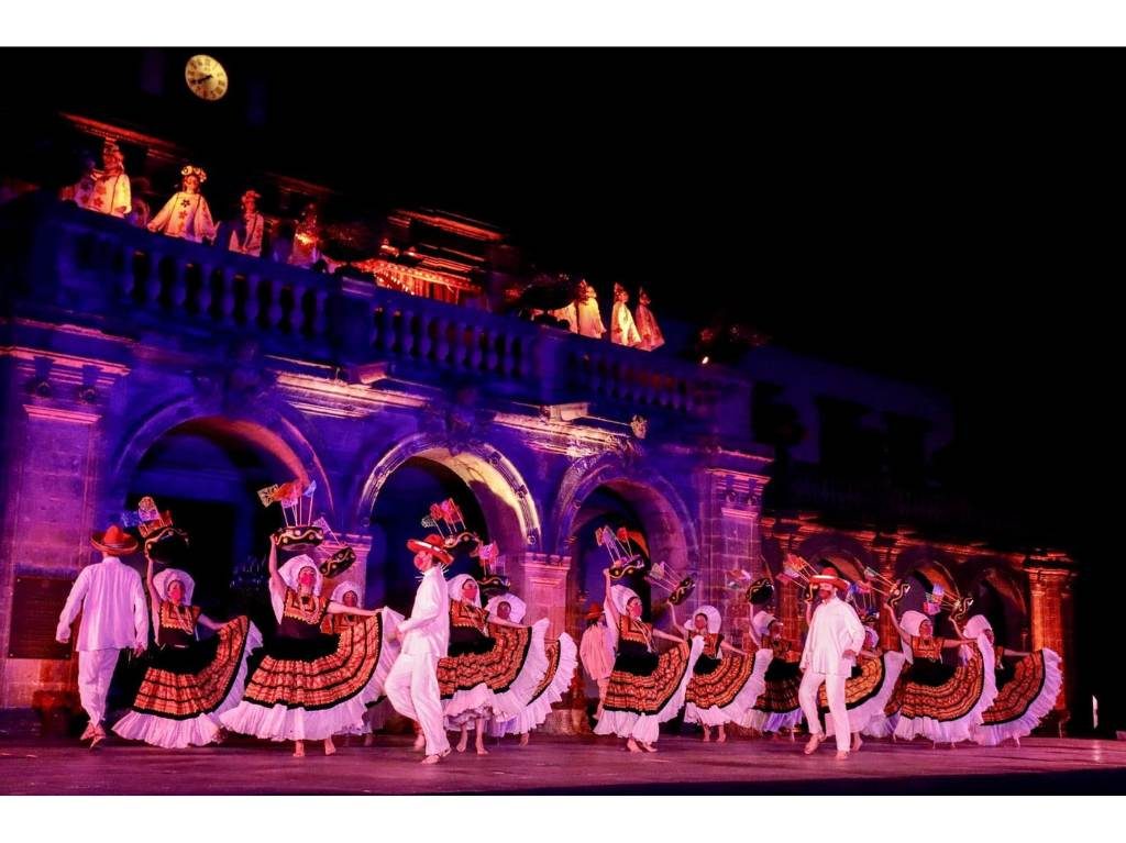 Función del Ballet Folklórico de México en el Castillo de Chapultepec