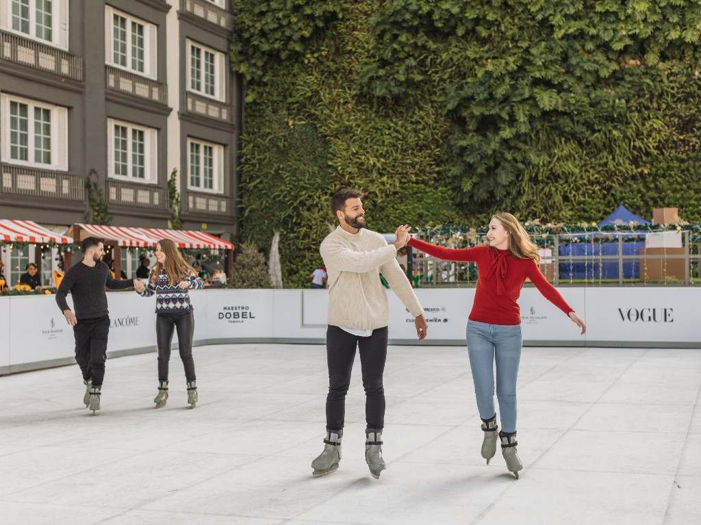 Four Seasons Hotel Mexico City tiene árbol navideño y pista de patinaje