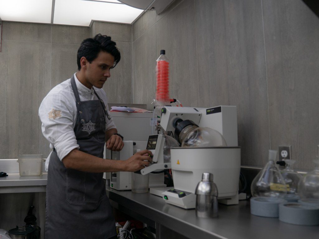 Handshake tiene un nuevo speakeasy ¡Y tienen un laboratorio de cócteles!