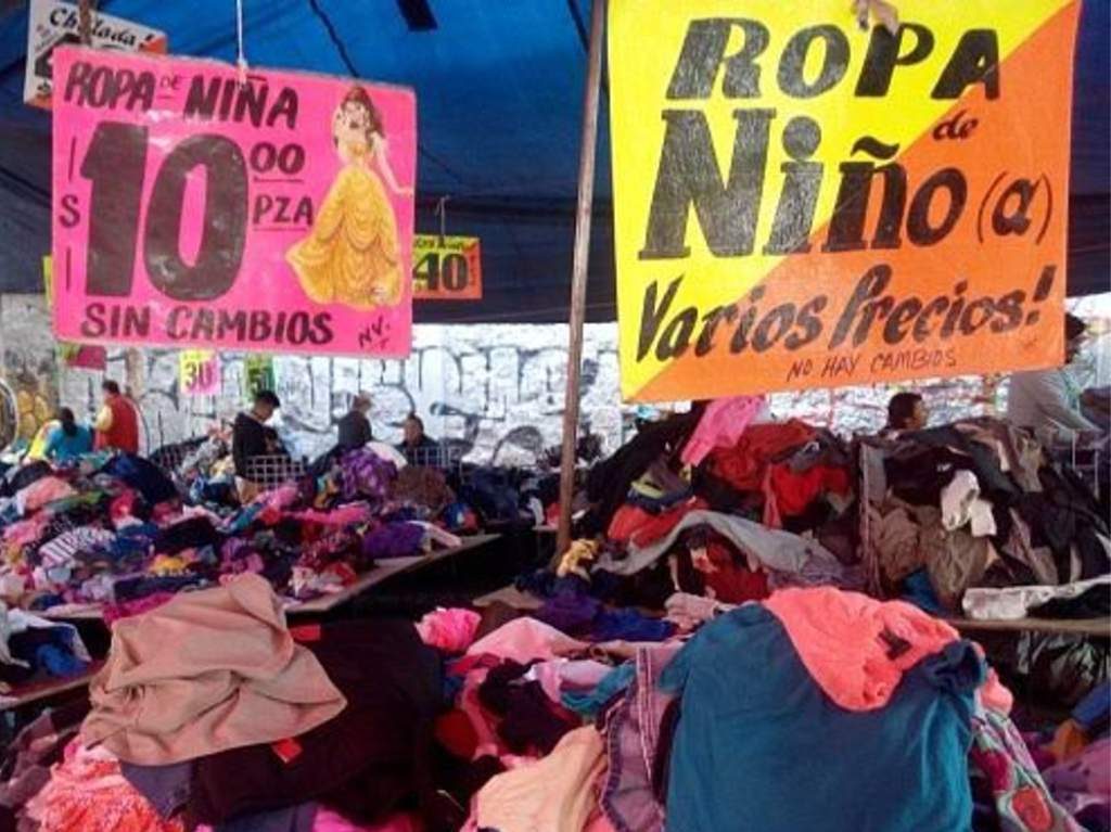 Tianguis de ropa de paca en CDMX