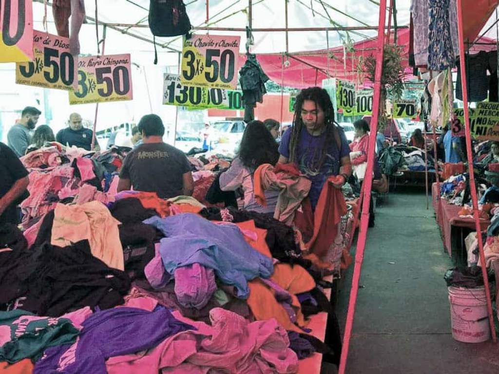 Tianguis de ropa de paca en CDMX