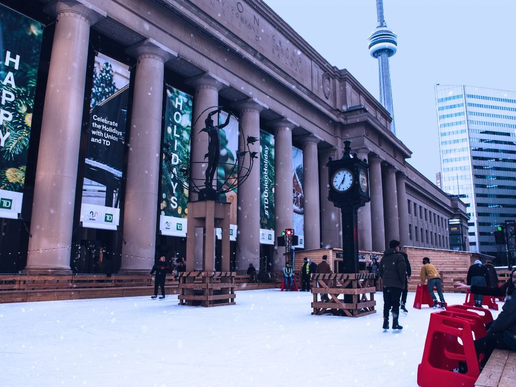 Toronto vive al máximo el espíritu navideño: luces, pistas de hielo y más