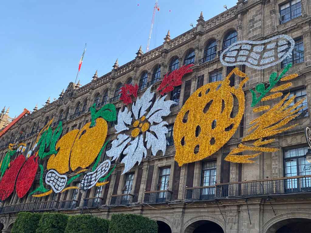 ¡Ya están listos! Ve a disfrutar de los adornos navideños del Zócalo