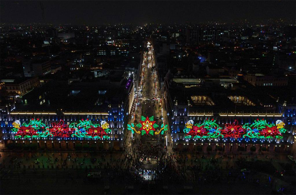 ¡Ya están listos! Ve a disfrutar de los adornos navideños del Zócalo 1