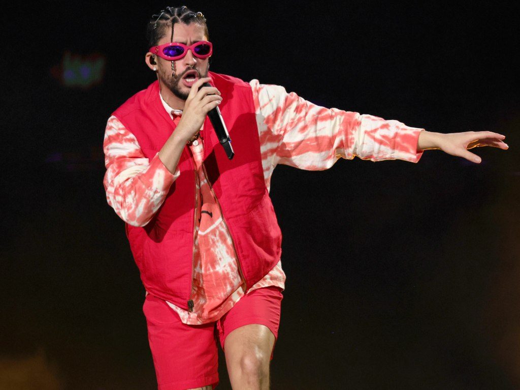 Bad Bunny se pronuncia tras arrojar el celular de una fan al mar