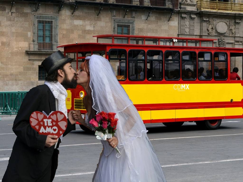 Tour de cantinas por San Valentín en CDMX -beso