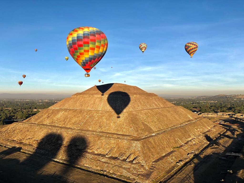 Cita romántica en un globo aerostático-picnic y vuelo