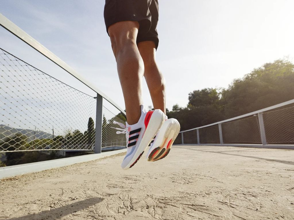 ultraboost-light-brinco-pares