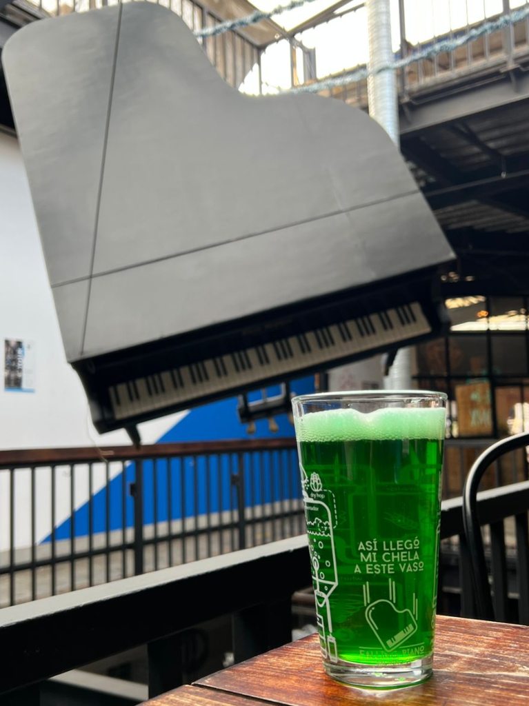 bares-para-celebrar-san-patricio-en-la-cdmx-falling-piano-san-patricio-de-la-suerte