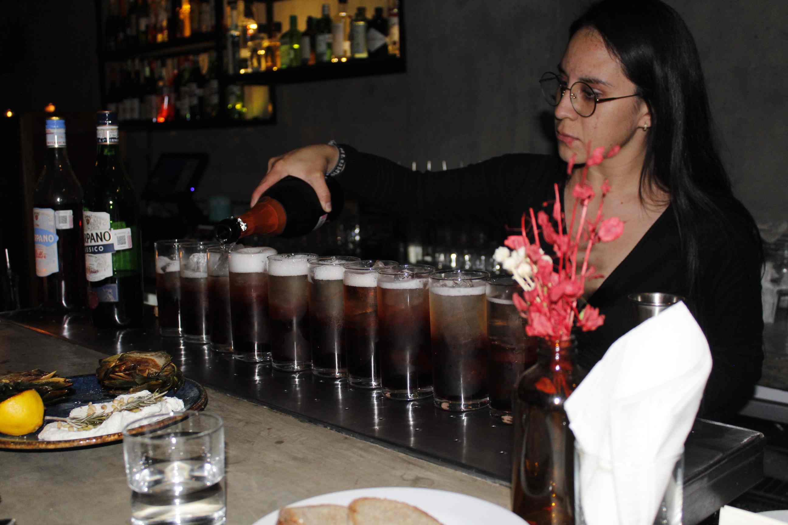 Bartender preparando bebida Pillonillo