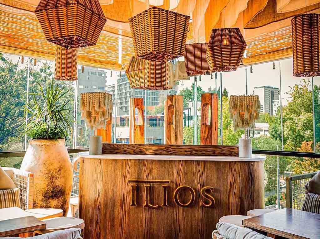 Ilios el mejor restaurante griego en Polanco con cocteles, vino y mariscos