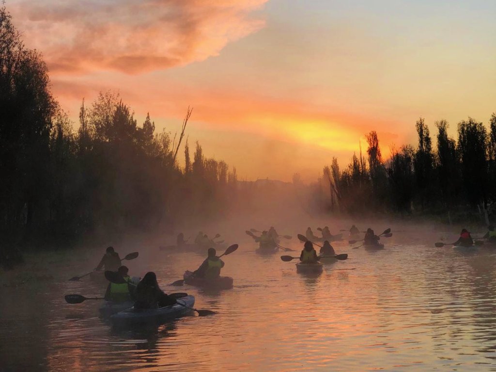 ¡Recorre los canales de Xochimilco en kayak y ve el amanecer!