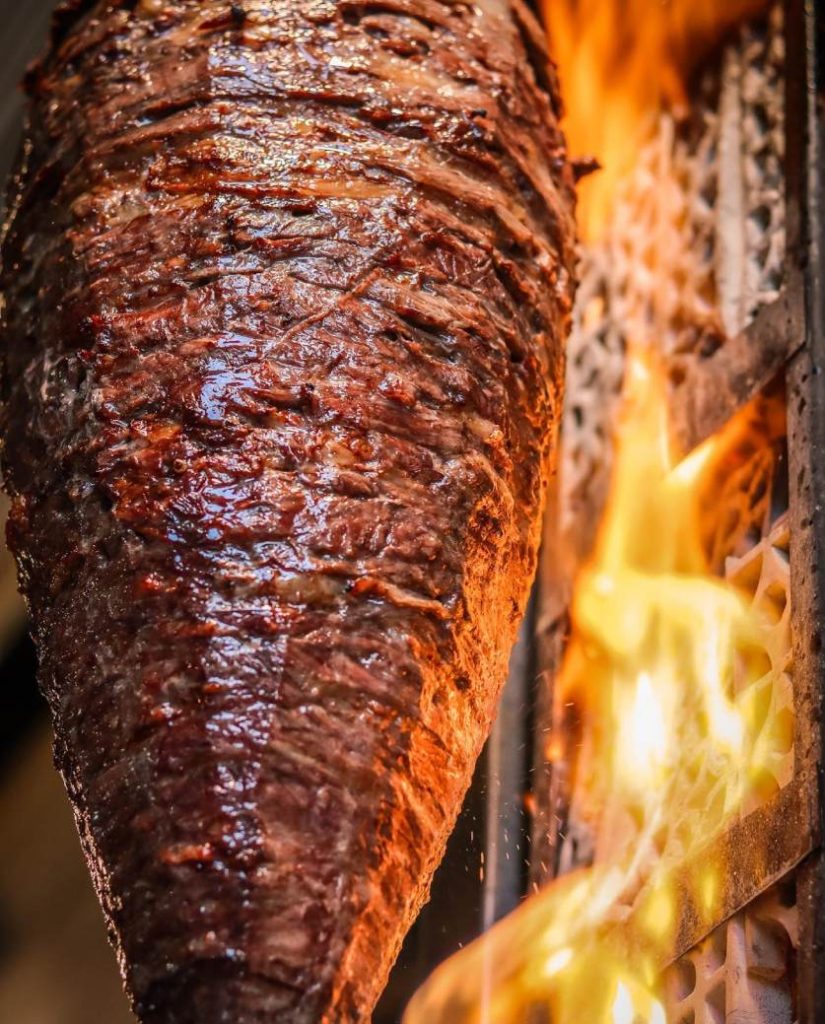 Disfruta de un trompo al pastor con carne de sirloin en Los Pastorcitos de Sirloin