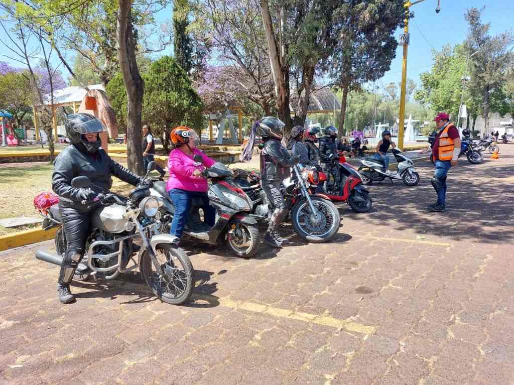 Actividades en la motoescuela para mujeres